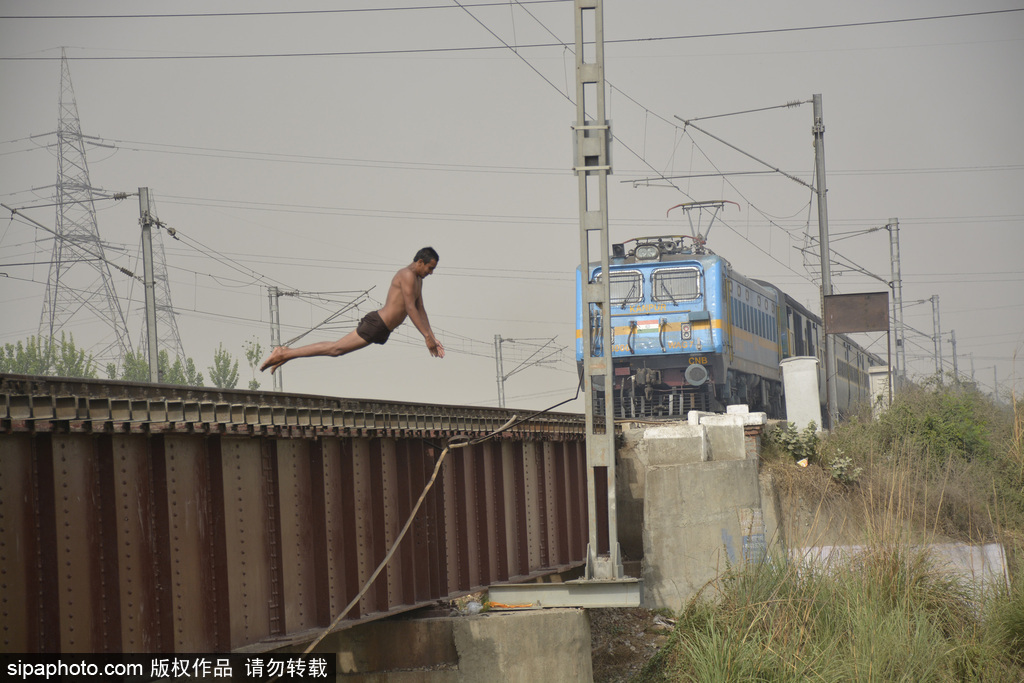 实拍印度男孩火车外玩特技 纵身跃入恒河