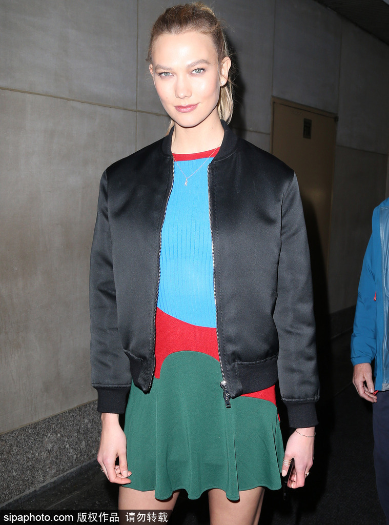 超模卡莉·克劳斯出街气质出众 黑色夹克+蓝绿相间连身裙+红色绑带高跟鞋