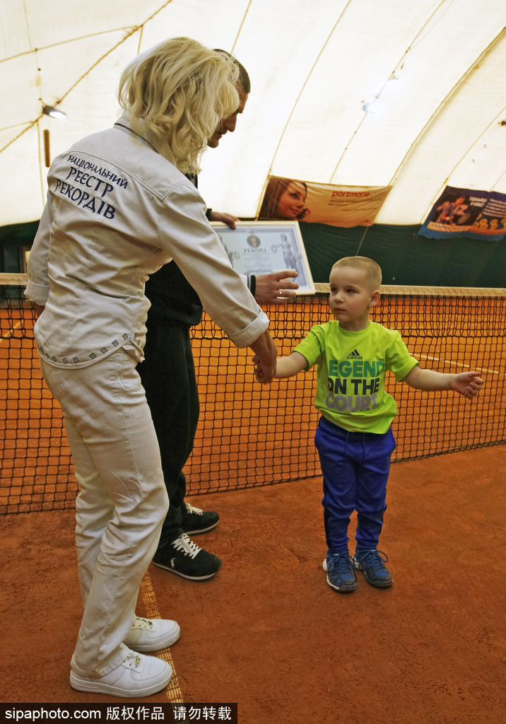 神奇！乌克兰3岁男孩成最年轻网球注册球员 打球有模有样超可爱