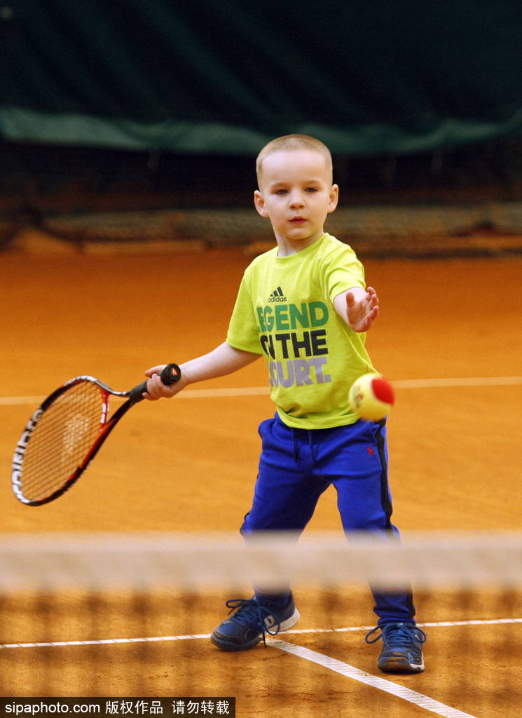 神奇！乌克兰3岁男孩成最年轻网球注册球员 打球有模有样超可爱