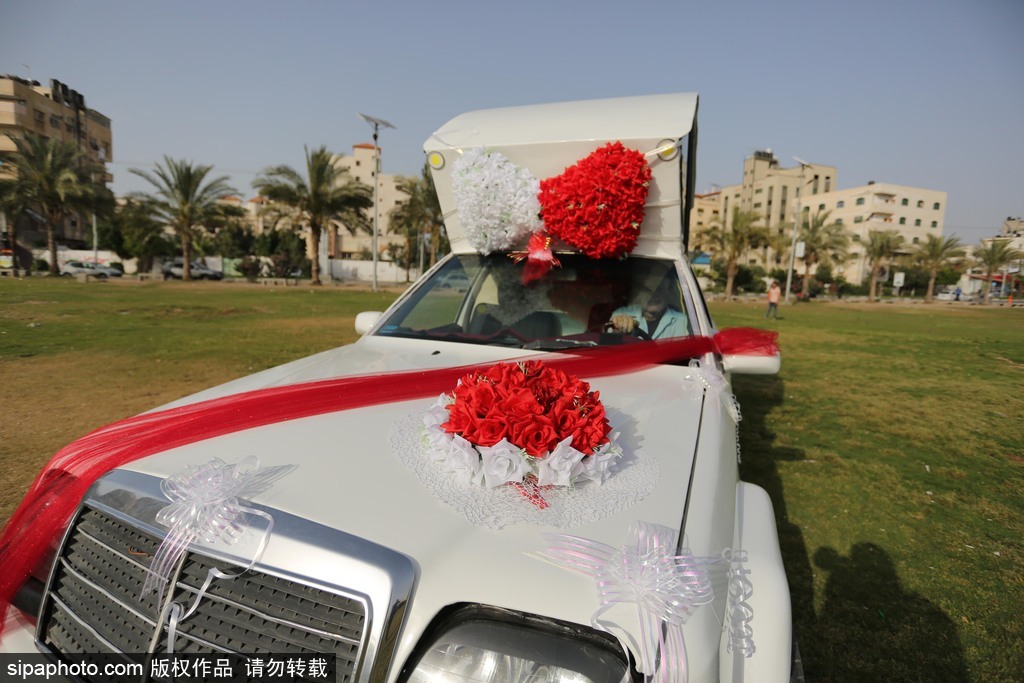 现代版“灰姑娘的南瓜马车”：巴勒斯坦一男子别出心裁 改装出华丽婚车
