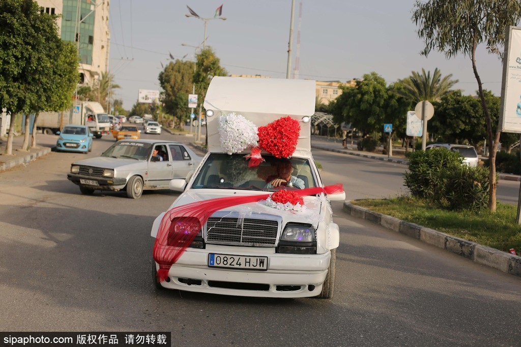 现代版“灰姑娘的南瓜马车”：巴勒斯坦一男子别出心裁 改装出华丽婚车