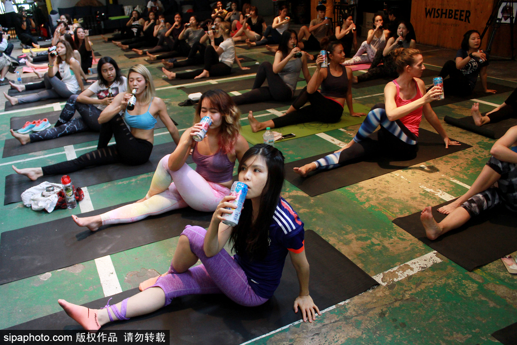 酒量差你别来！啤酒瑜伽风靡全球 泰国瑜伽爱好者饮酒健身两不耽误