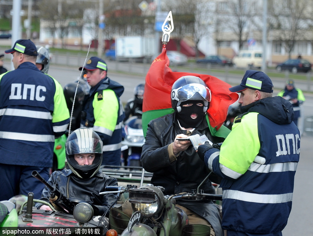 白俄罗斯举行摩托车游行场面壮观 骑手蝙蝠侠造型酷炫亮相