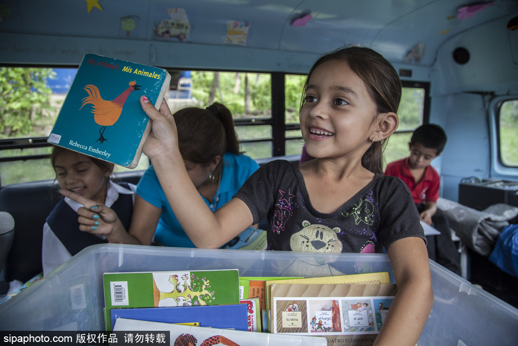 尼加拉瓜流动巴士图书馆 乡村儿童“零距离”接触知识