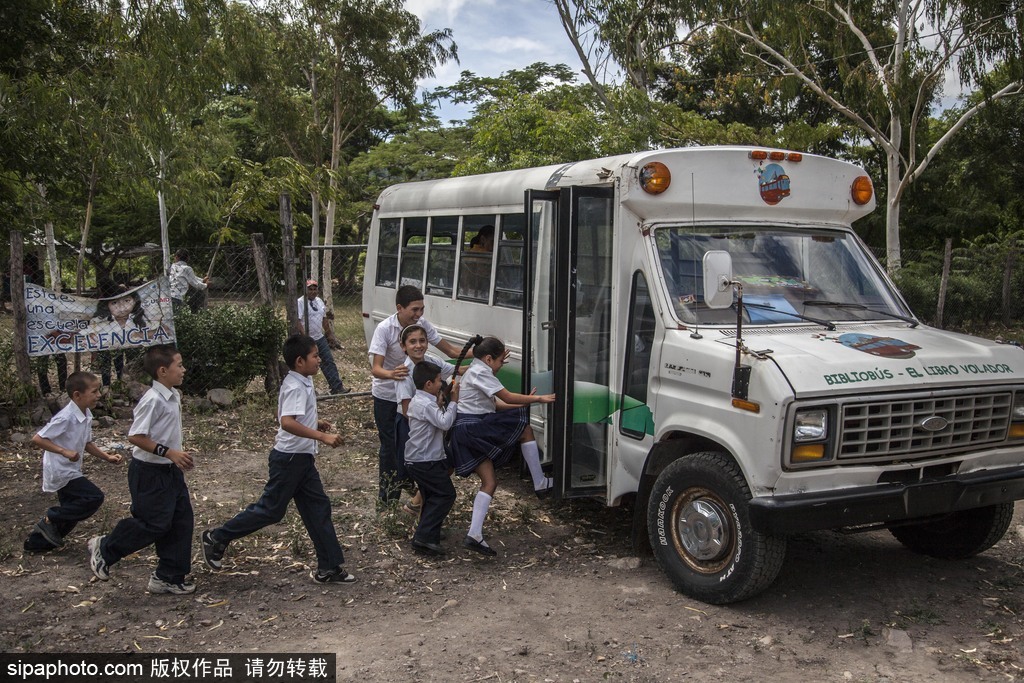 尼加拉瓜流动巴士图书馆 乡村儿童“零距离”接触知识