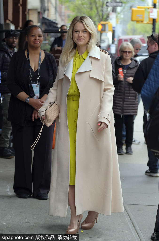 英女星爱丽丝·伊芙身着驼色大衣出街 内搭明黄套装吸人眼球