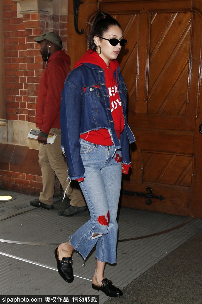 超模贝拉·哈迪德红色卫衣搭配一身丹宁超酷出街 罕见露浅浅微笑