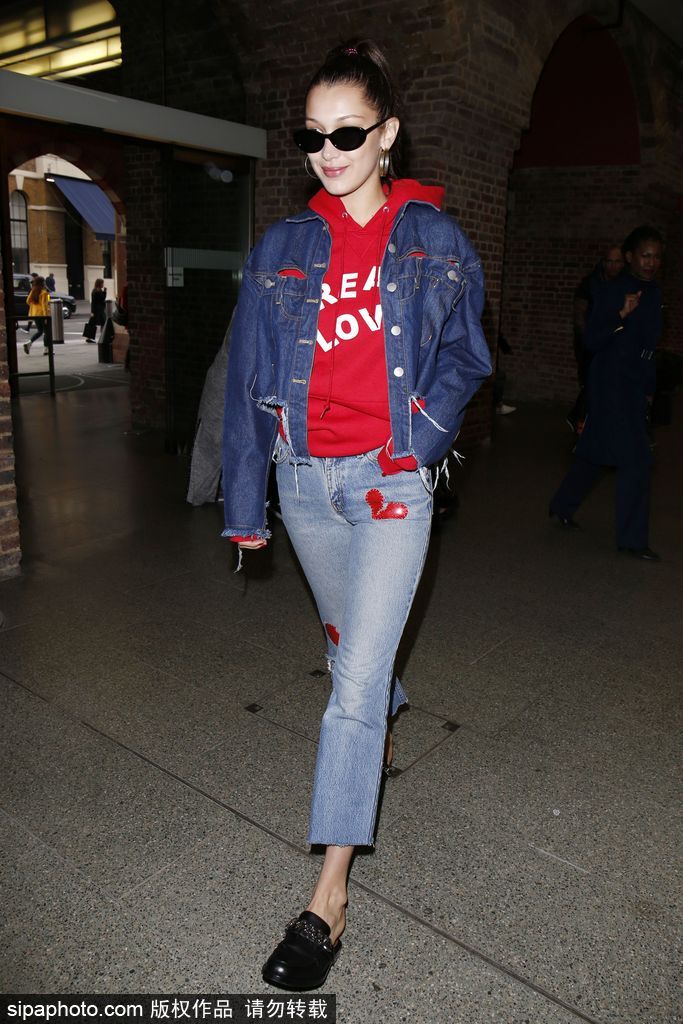 超模贝拉·哈迪德红色卫衣搭配一身丹宁超酷出街 罕见露浅浅微笑