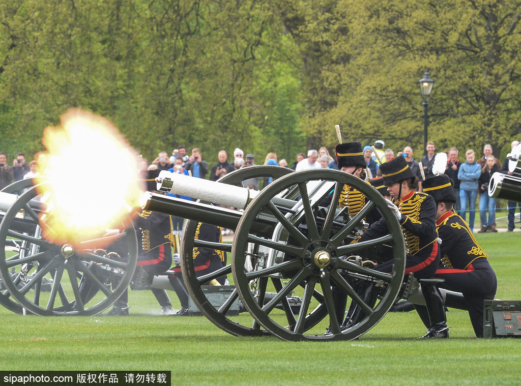 英国皇家炮兵部队鸣礼炮41响 庆祝女王91岁生日