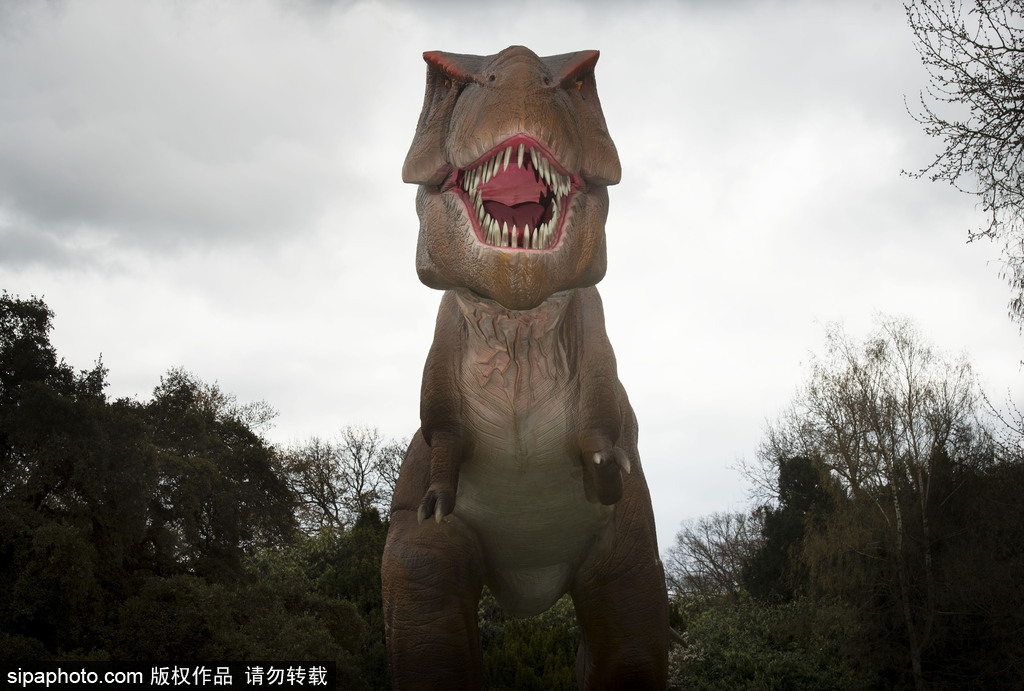 再现侏罗纪王国 伦敦奥斯特利公园举办互动恐龙模型展