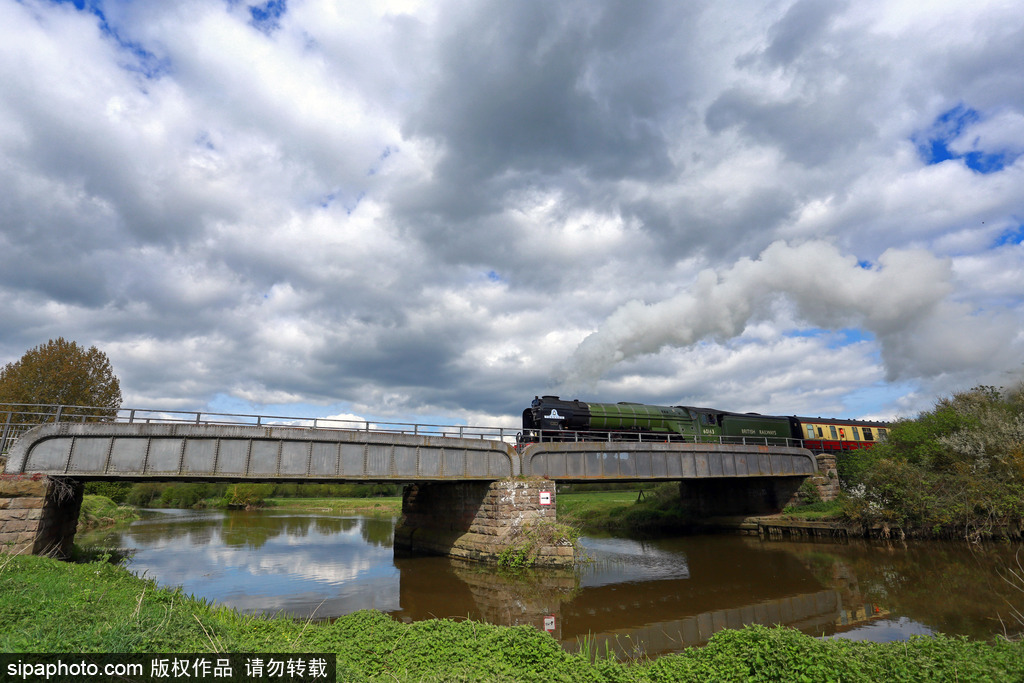 老技术也能飙车 英国“旋风号”蒸汽火车跑出161公里/小时