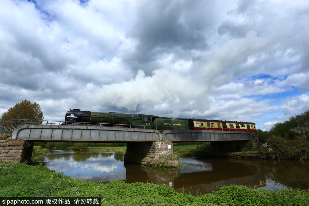 老技术也能飙车 英国“旋风号”蒸汽火车跑出161公里/小时