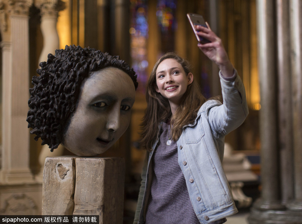英国教堂举行木雕艺术展 奇诡神秘仿若走进木偶城堡