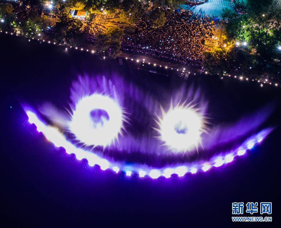 杭州西湖璀璨夜色迎“五一”