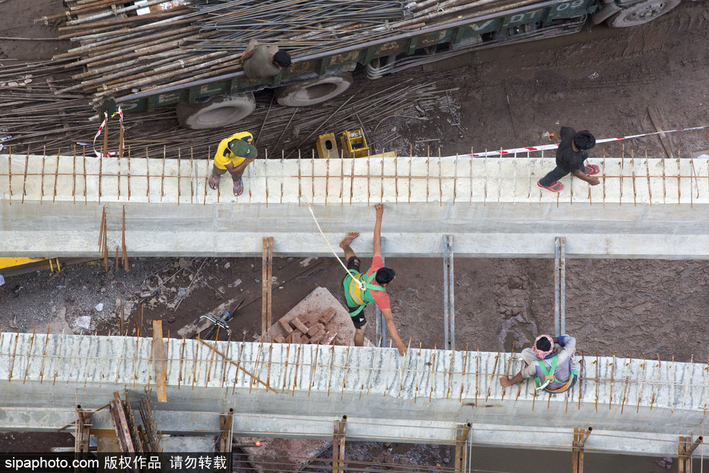 用生命在工作！实拍孟加拉国建筑工人的高危工作