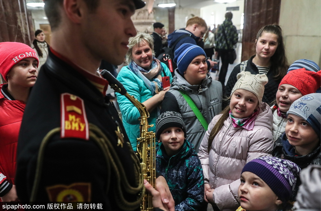 莫斯科军事音乐学院学员地铁站“快闪”演出 引乘客围观