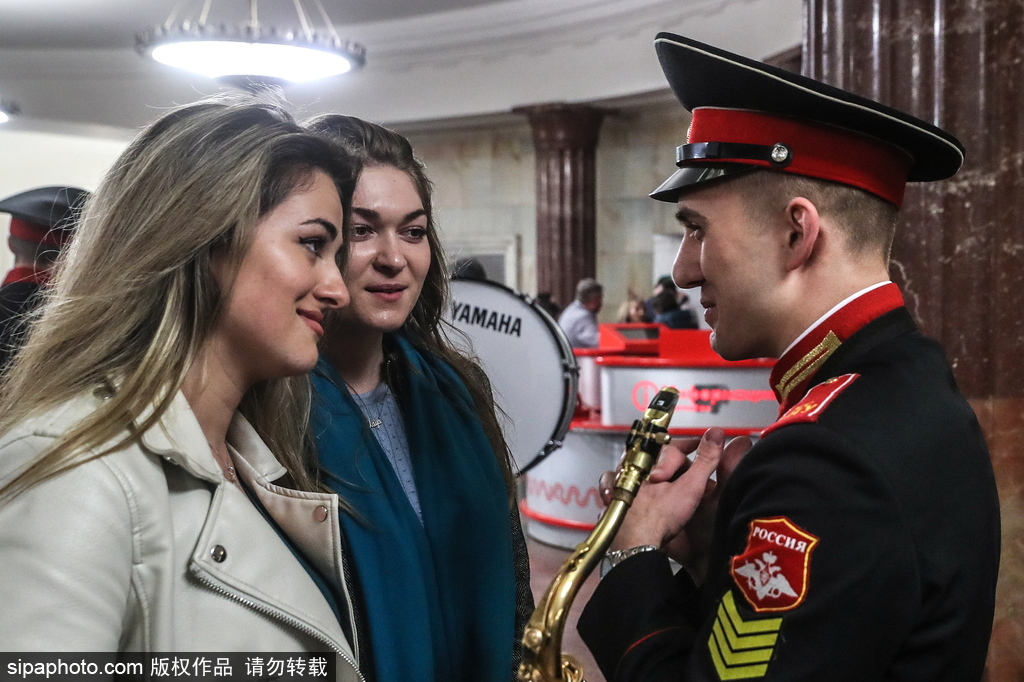 莫斯科军事音乐学院学员地铁站“快闪”演出 引乘客围观