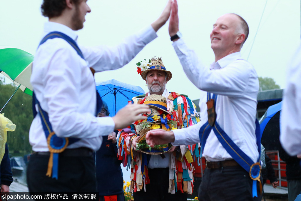 英国人的“尬舞”：彼得伯勒举行五月节日庆典 上演传统莫里斯舞