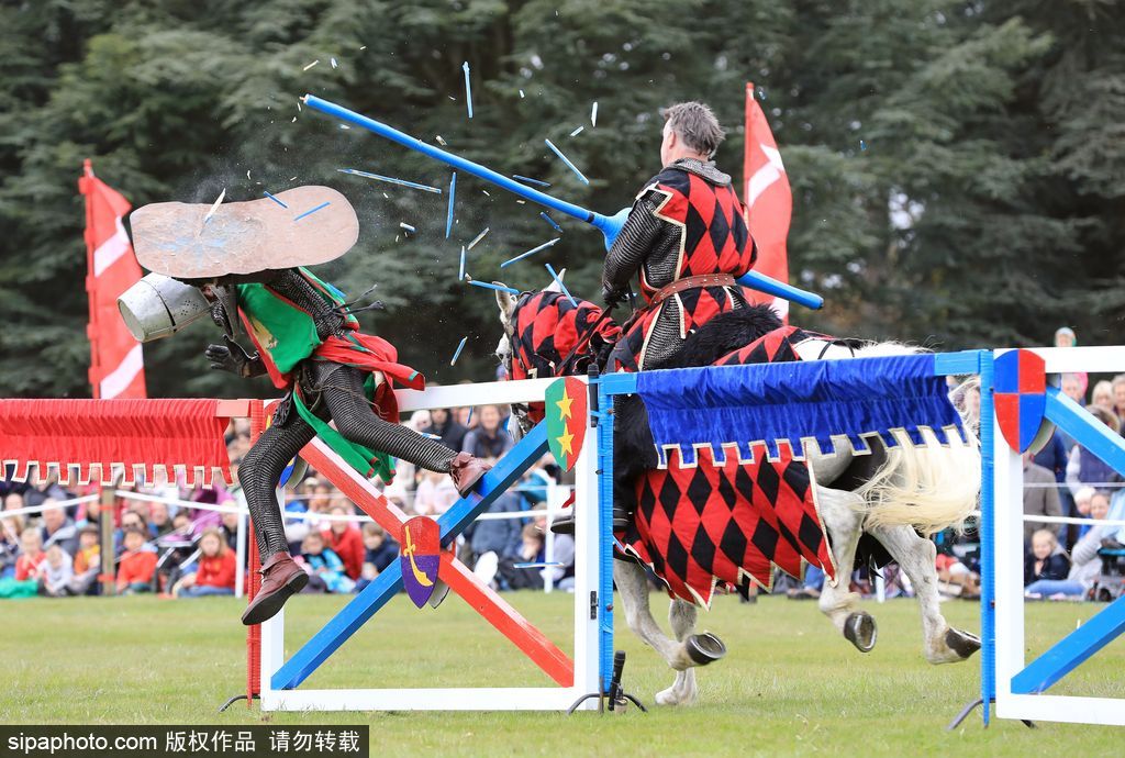 英国春季骑士节再度上演中世纪对决 服饰花哨复古趣味十足