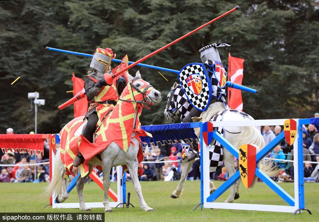 英国春季骑士节再度上演中世纪对决 服饰花哨复古趣味十足