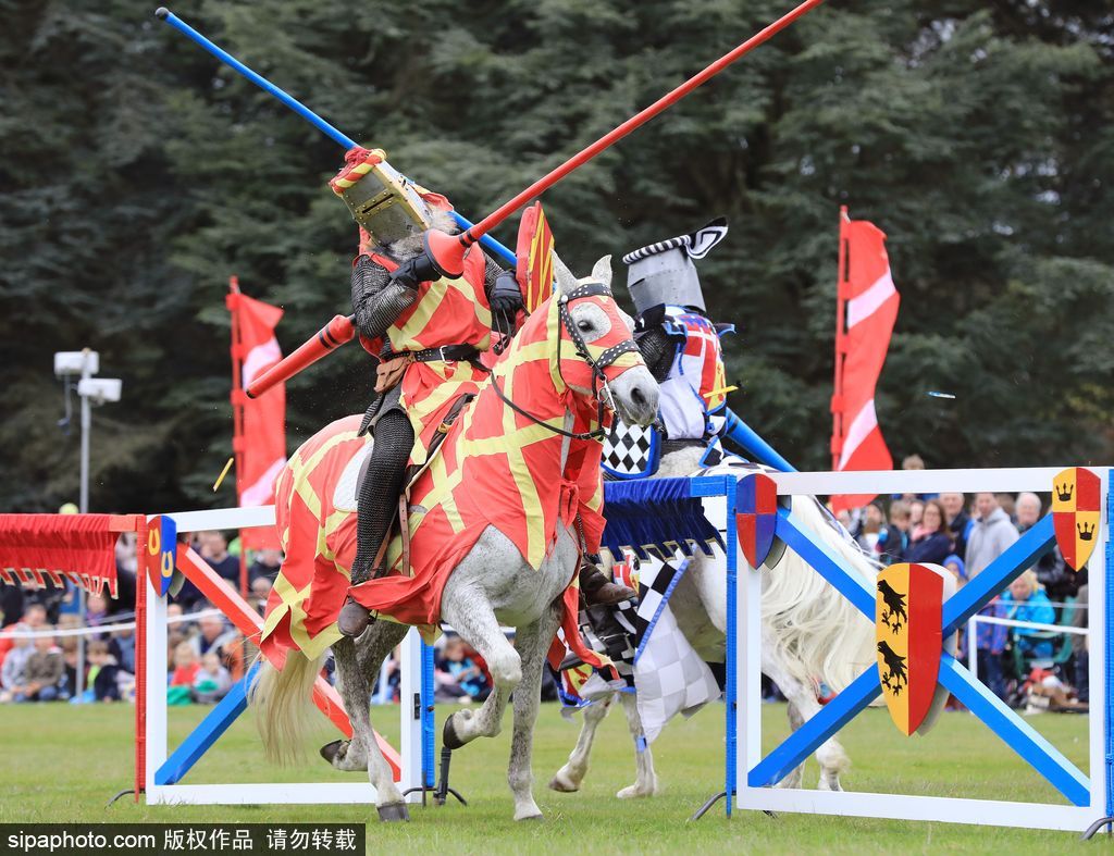 英国春季骑士节再度上演中世纪对决 服饰花哨复古趣味十足