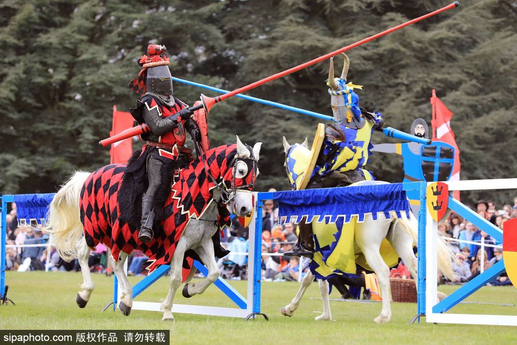 英国春季骑士节再度上演中世纪对决 服饰花哨复古趣味十足