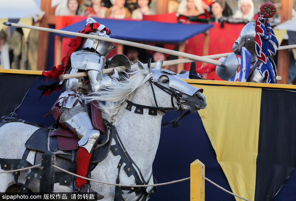 莫斯科举行国际骑士节 全副武装重现“中世纪”战斗场景