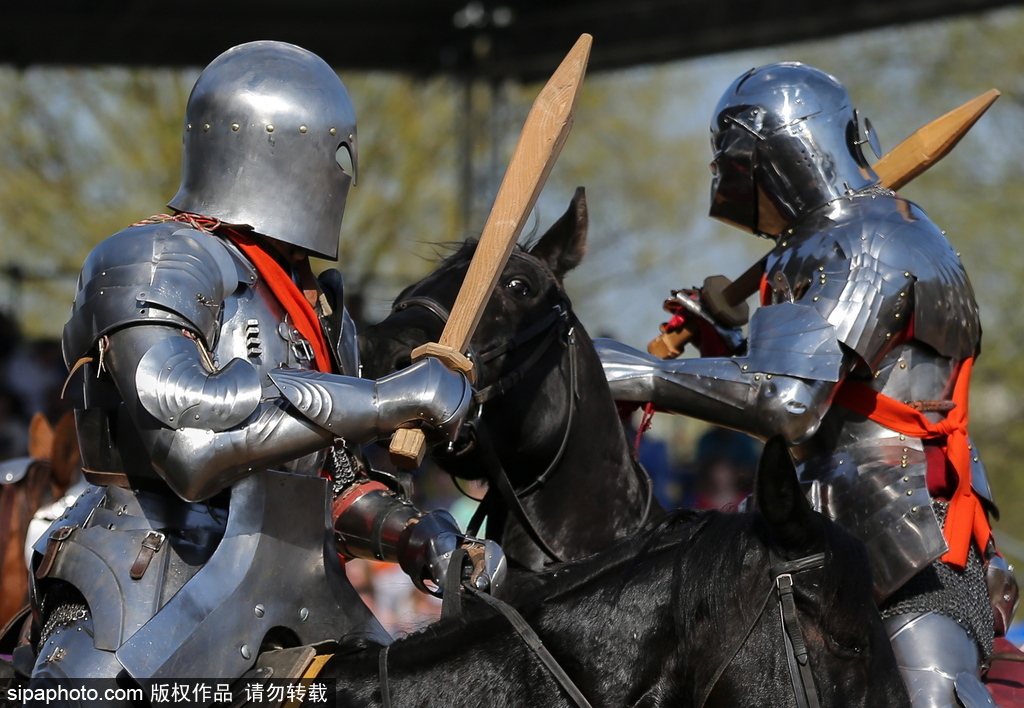 莫斯科举行国际骑士节 全副武装重现“中世纪”战斗场景
