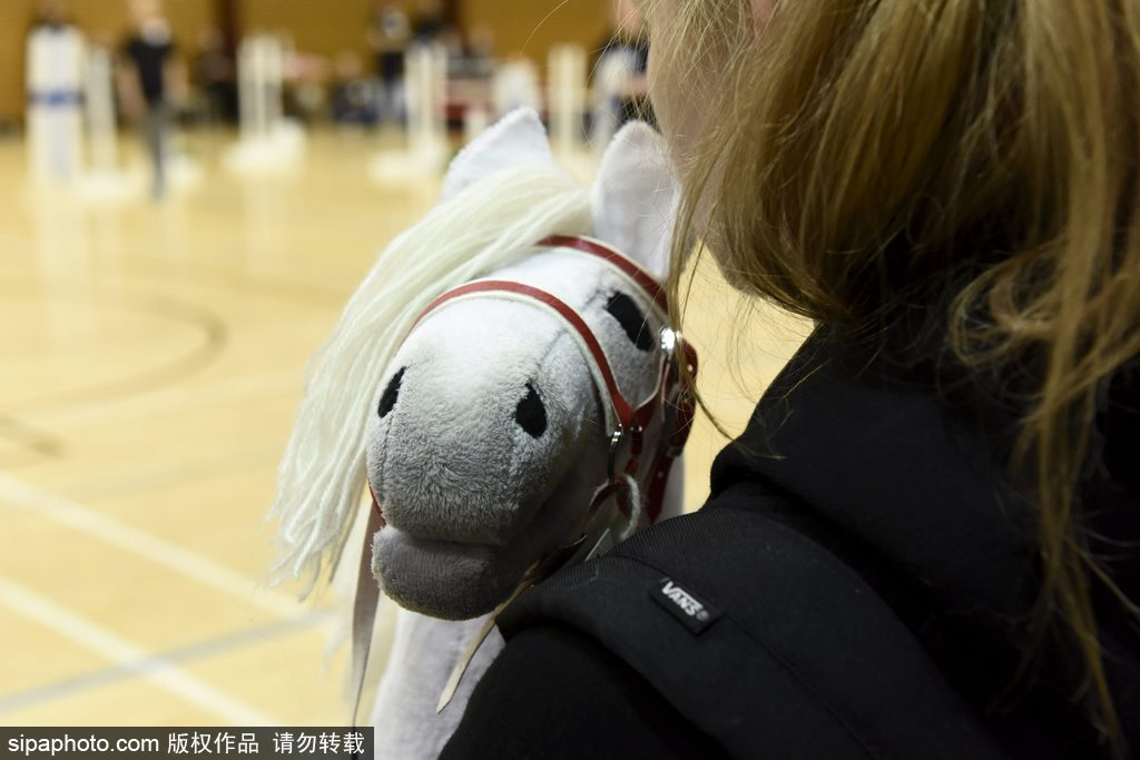 芬兰举行“霍比”赛马锦标赛 萌娃抱马头玩偶参赛欢乐不断