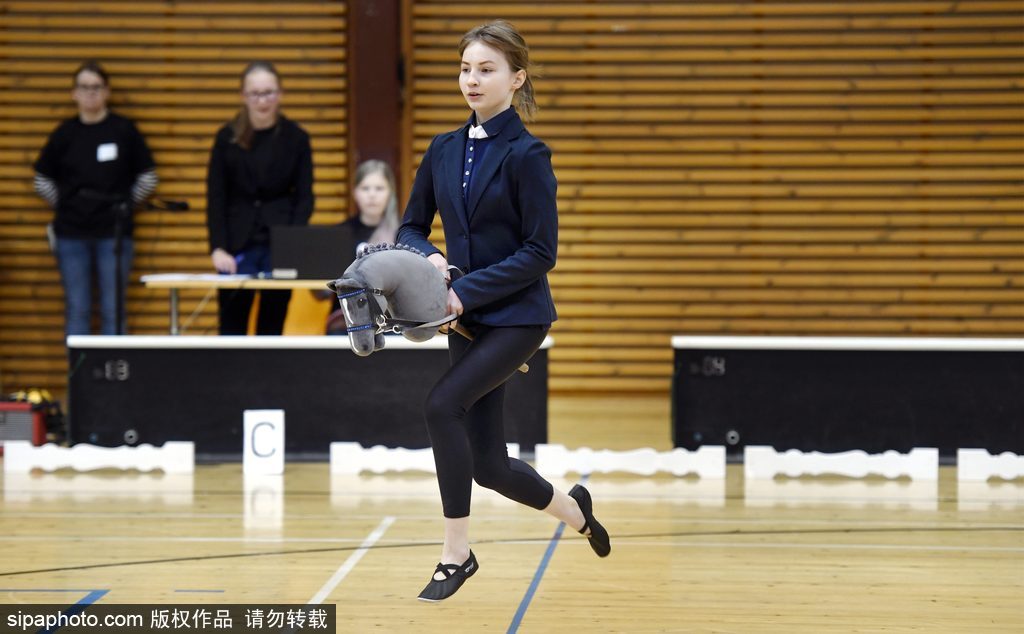 芬兰举行“霍比”赛马锦标赛 萌娃抱马头玩偶参赛欢乐不断