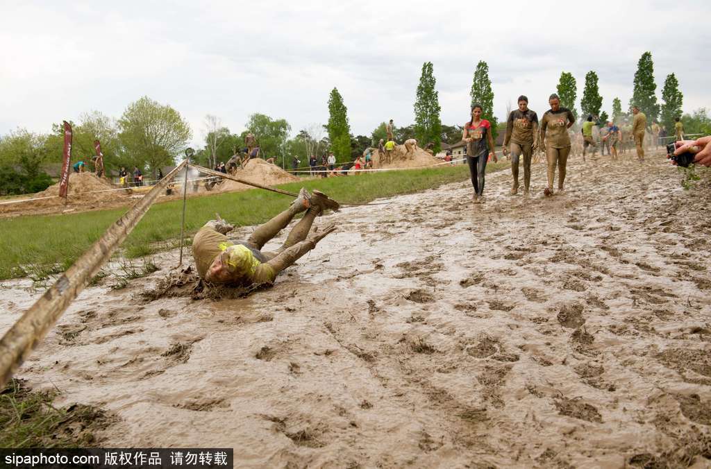 比比谁更脏！法国泥浆日参赛选手变身“泥人”摸爬滚打嗨翻天
