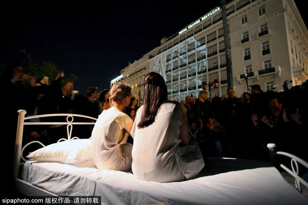 行为艺术？ 两名女性希腊宪法广场当街“表演”睡觉