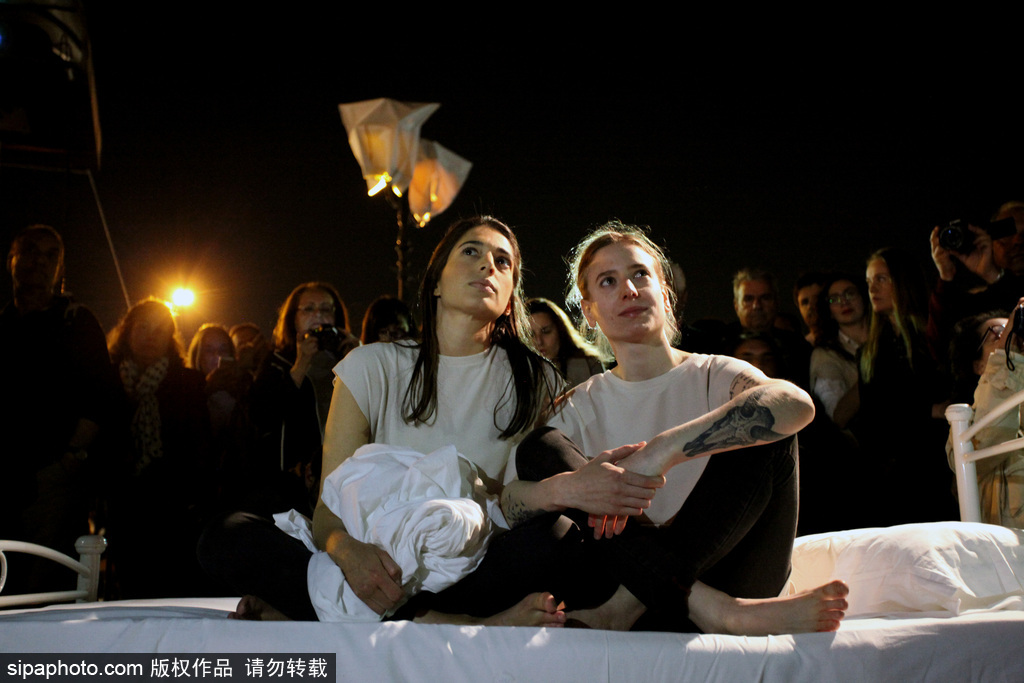 行为艺术？ 两名女性希腊宪法广场当街“表演”睡觉