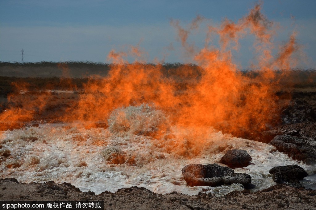 土库曼斯坦“地狱之火”奇观 水火也可相容