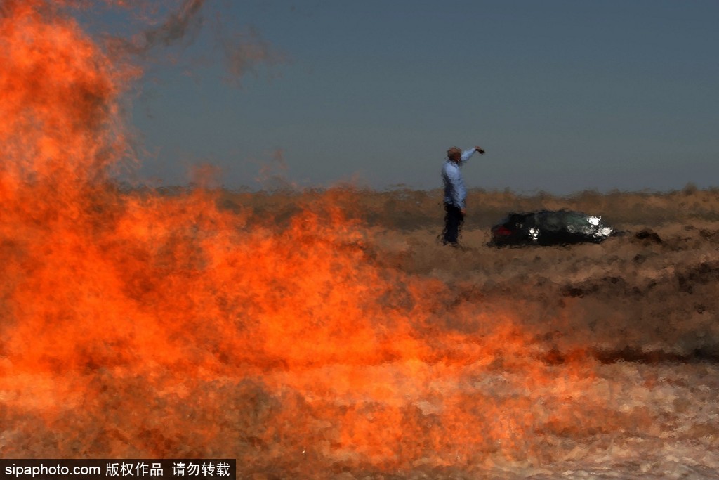 土库曼斯坦“地狱之火”奇观 水火也可相容