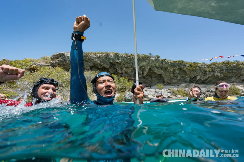 巴哈马蓝洞自由潜水深度挑战赛 中国运动员刷新百米纪录