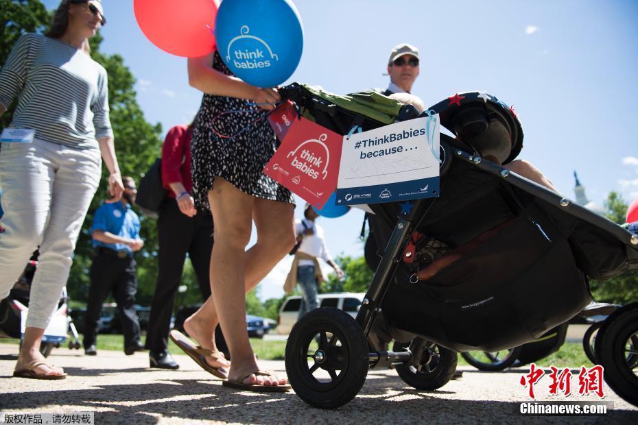 美国父母推婴儿车游行 呼吁关注儿童成长环境