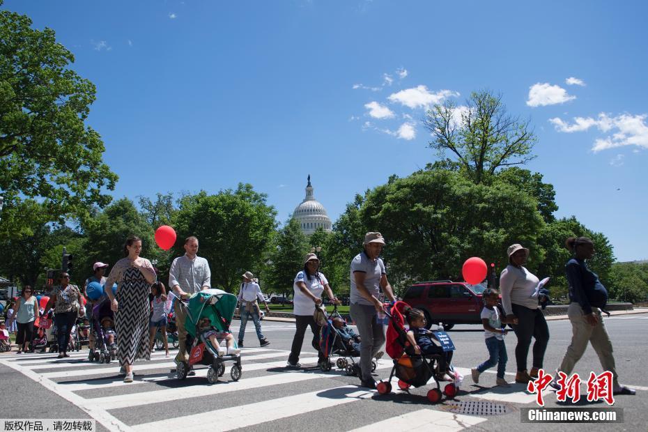 美国父母推婴儿车游行 呼吁关注儿童成长环境