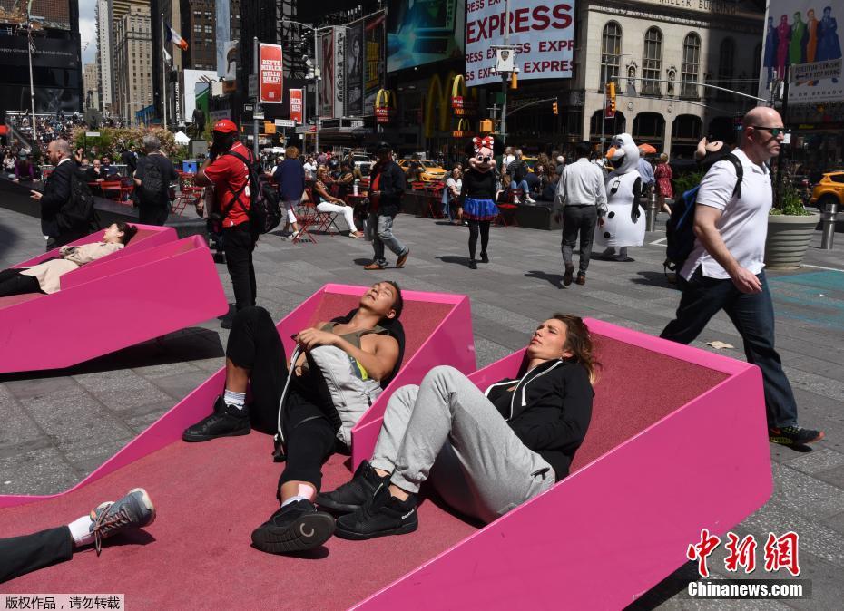 纽约时报广场开放“床位” 成行人避暑休息胜地