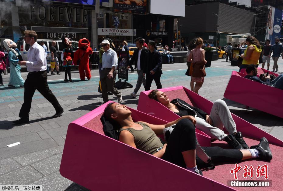 纽约时报广场开放“床位” 成行人避暑休息胜地