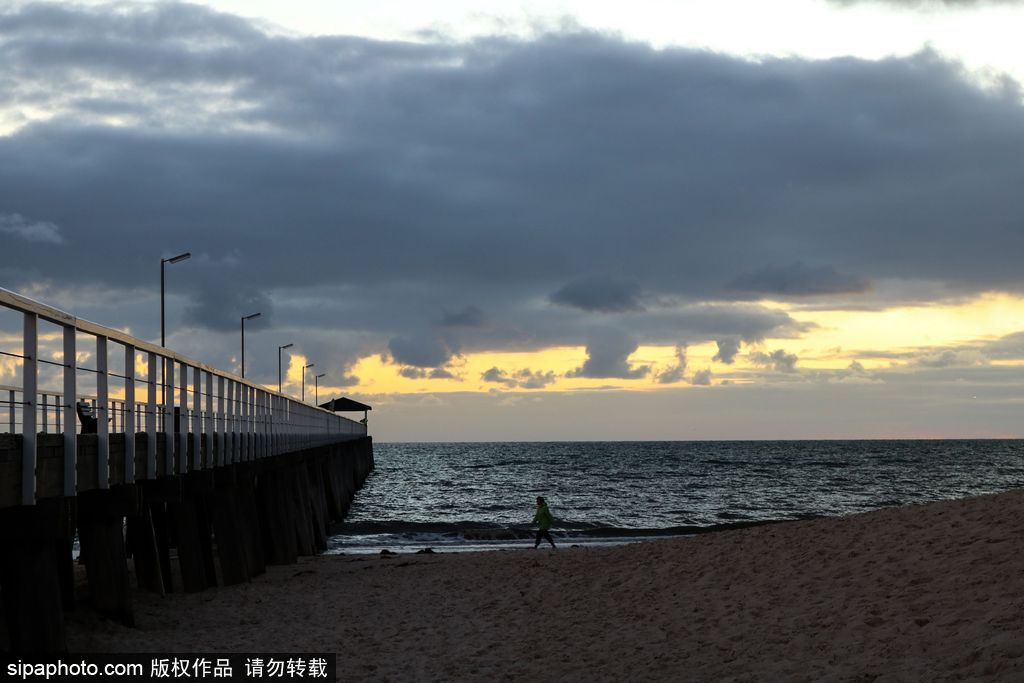 澳大利亚海岸现唯美日落 乌云压境如末日大片