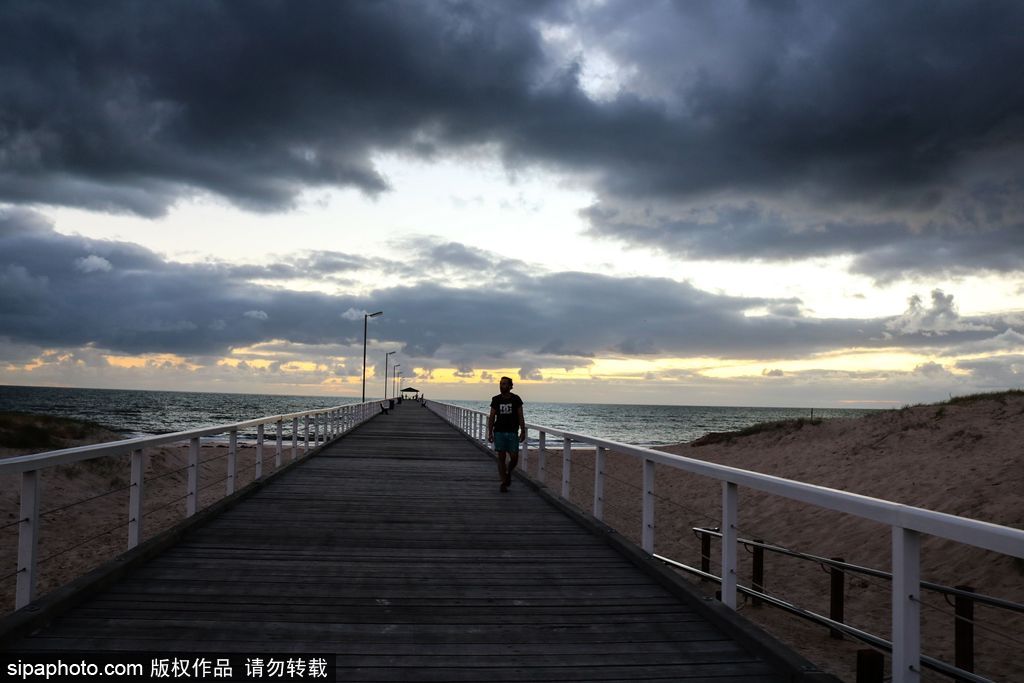 澳大利亚海岸现唯美日落 乌云压境如末日大片