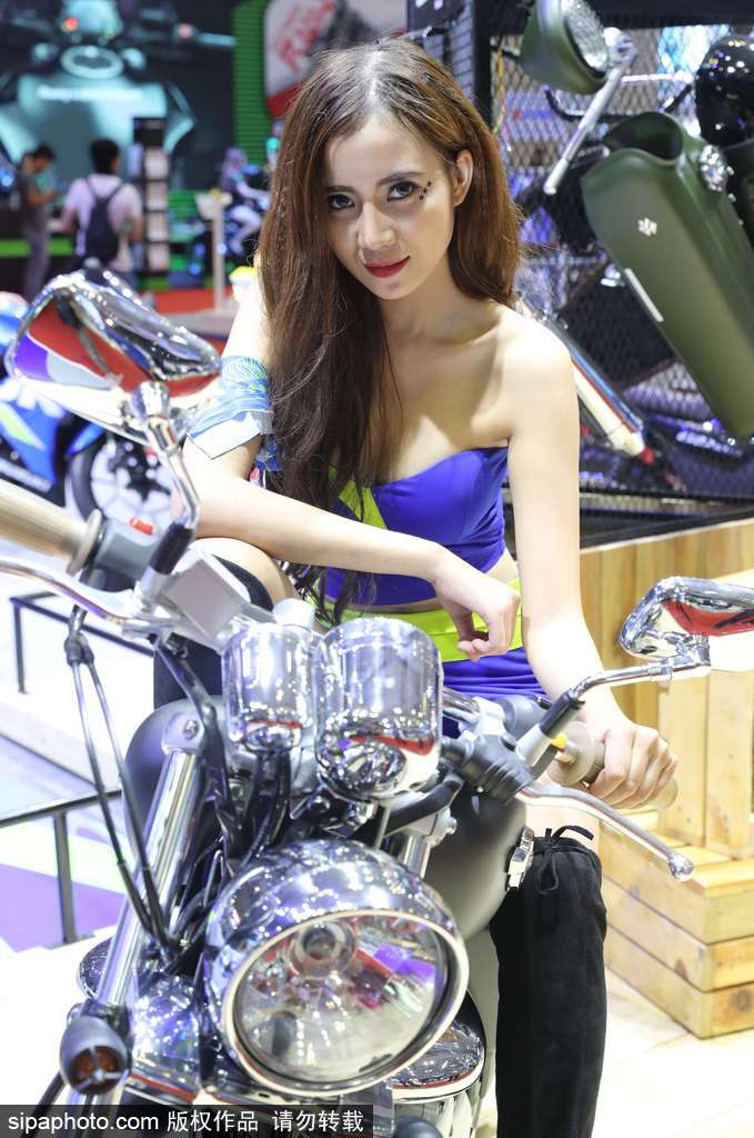 “摩托车王国”越南举办2017摩托车展 美女车模吸睛
