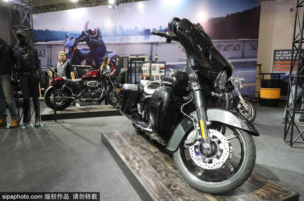 “摩托车王国”越南举办2017摩托车展 美女车模吸睛
