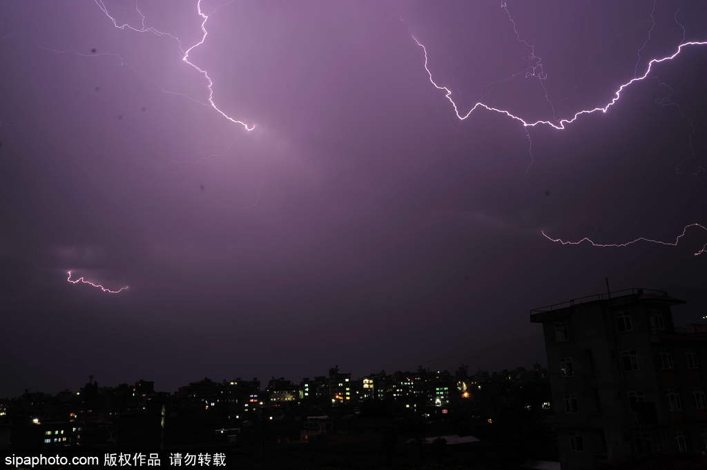 尼泊尔夜晚天空现紫色闪电 直劈天际