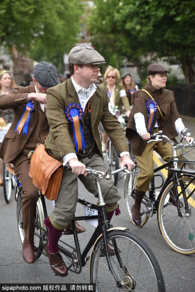 英国举行复古骑行 粗花呢服装引领怀旧风潮