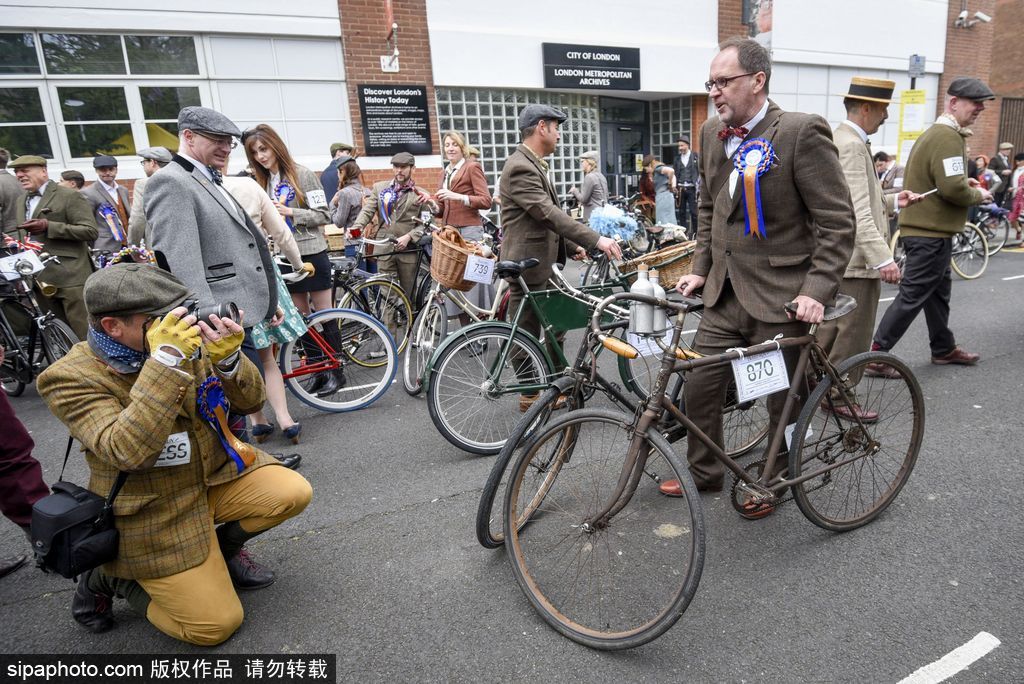 英国举行复古骑行 粗花呢服装引领怀旧风潮