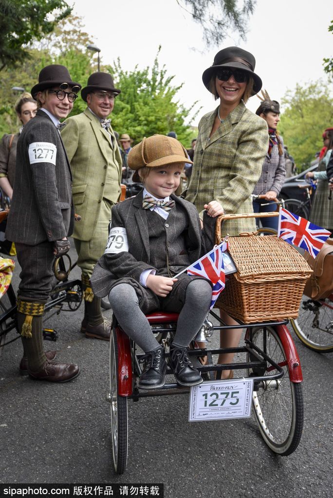 英国举行复古骑行 粗花呢服装引领怀旧风潮