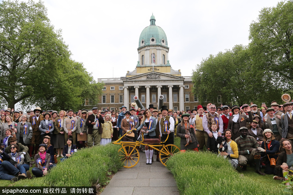 英国举行复古骑行 粗花呢服装引领怀旧风潮